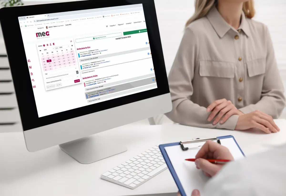 Doctor using computer to fill out patients medca